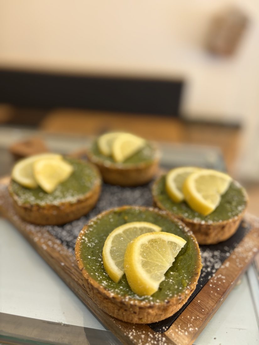 Des tartelettes au citron sur une planche