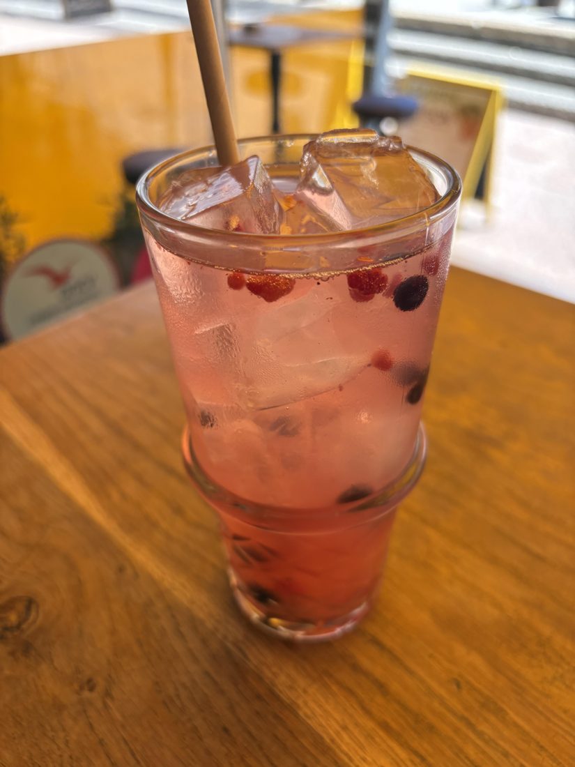 Une boisson fraîche rose aux fruits rouges, avec des glaçons